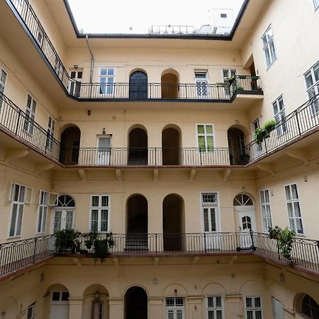 Chain Bridge City Center Dorothea Budapest Exterior foto